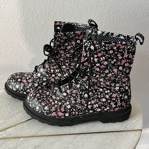 Arizona jeans Co. woman’s boots. Size 8